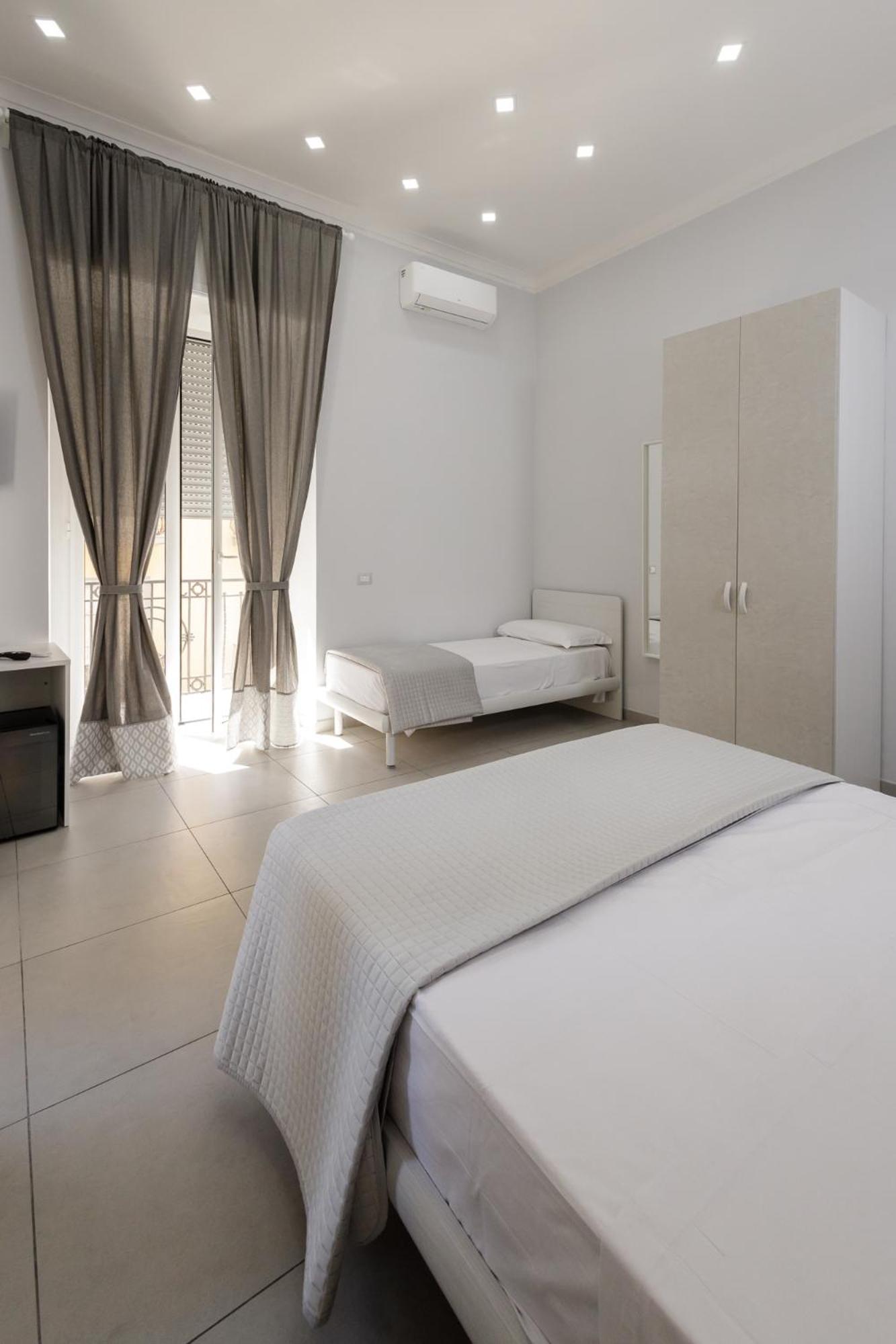 Caroline'S House Hotel Наполи Екстериор снимка