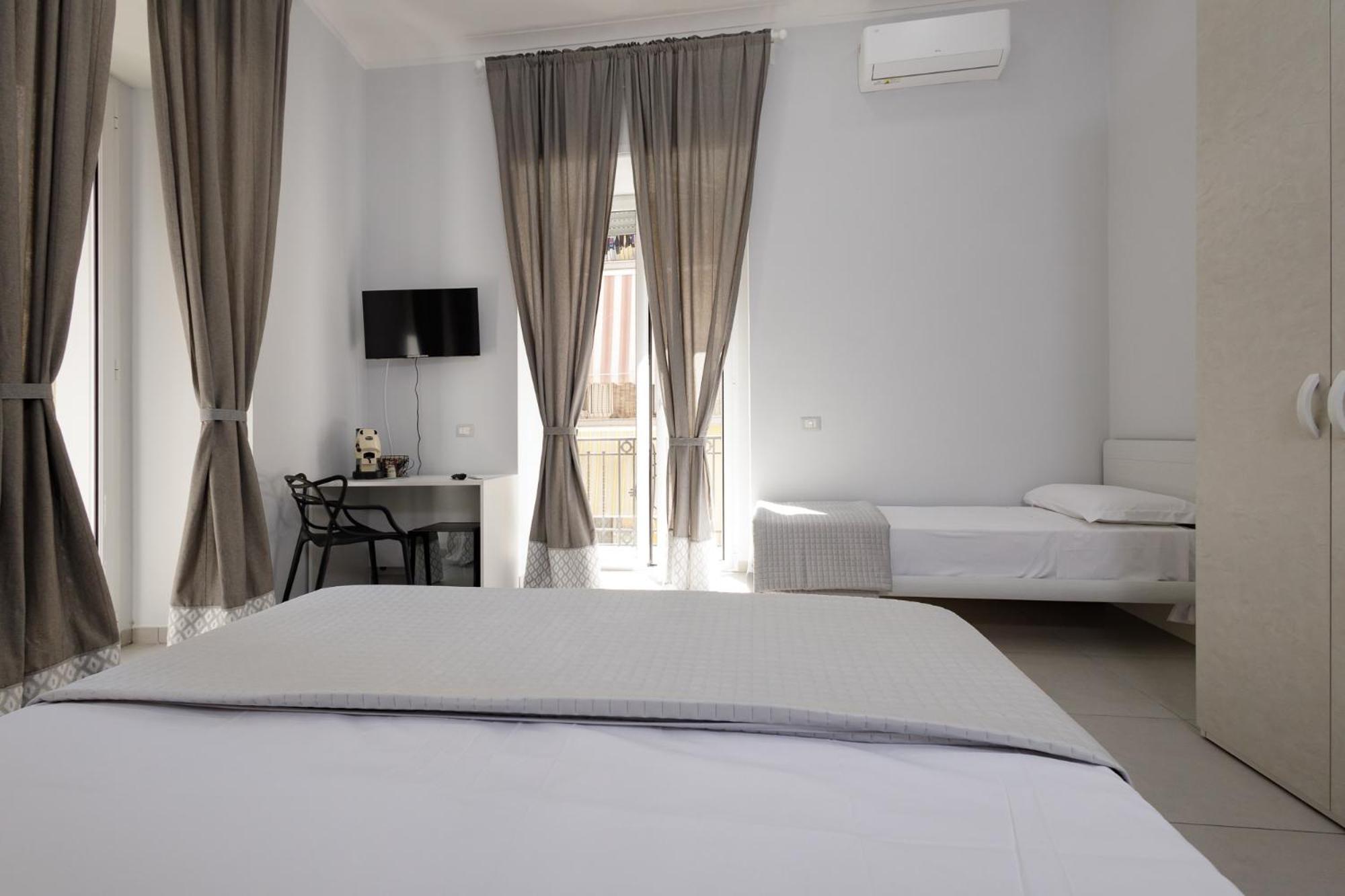 Caroline'S House Hotel Наполи Екстериор снимка
