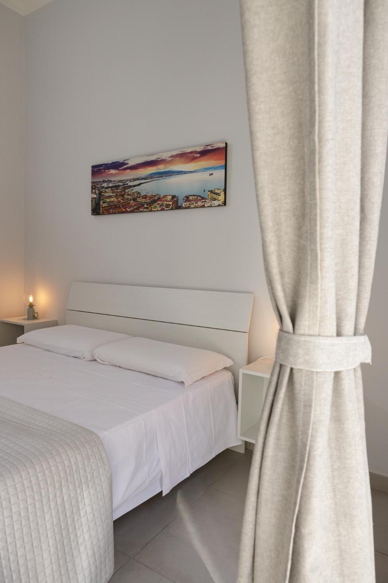 Caroline'S House Hotel Наполи Екстериор снимка