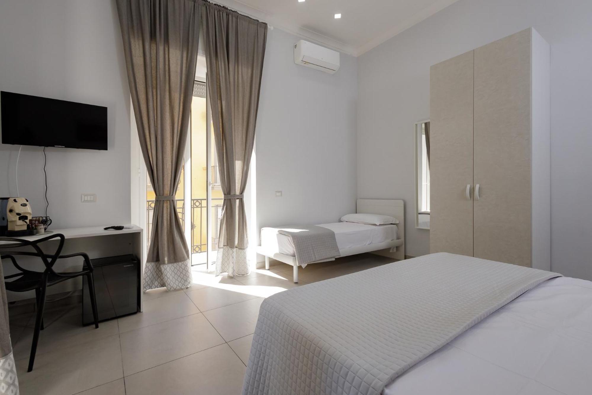 Caroline'S House Hotel Наполи Екстериор снимка