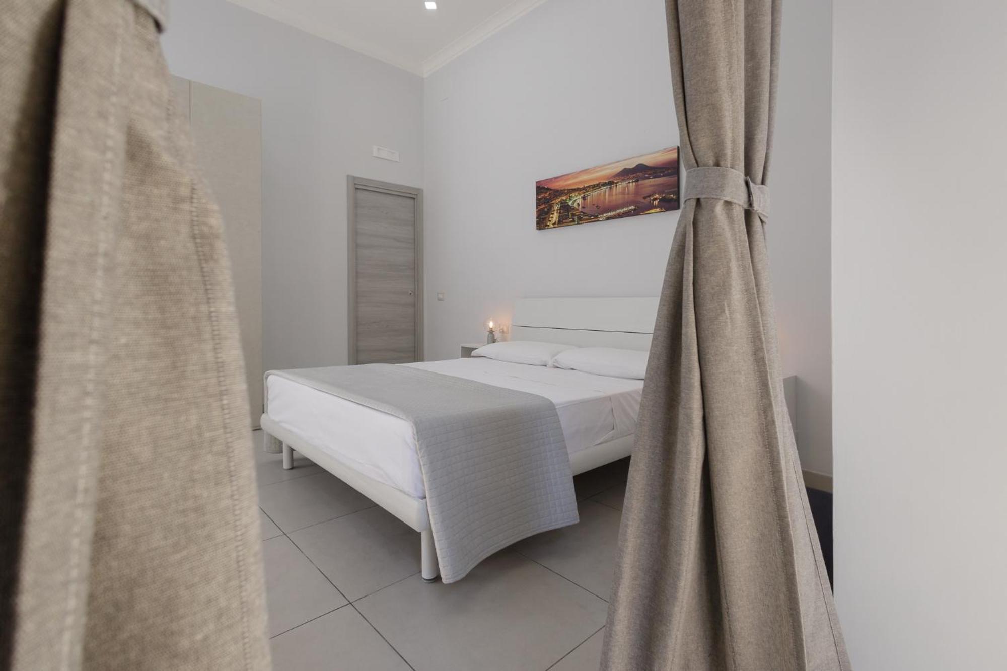 Caroline'S House Hotel Наполи Екстериор снимка