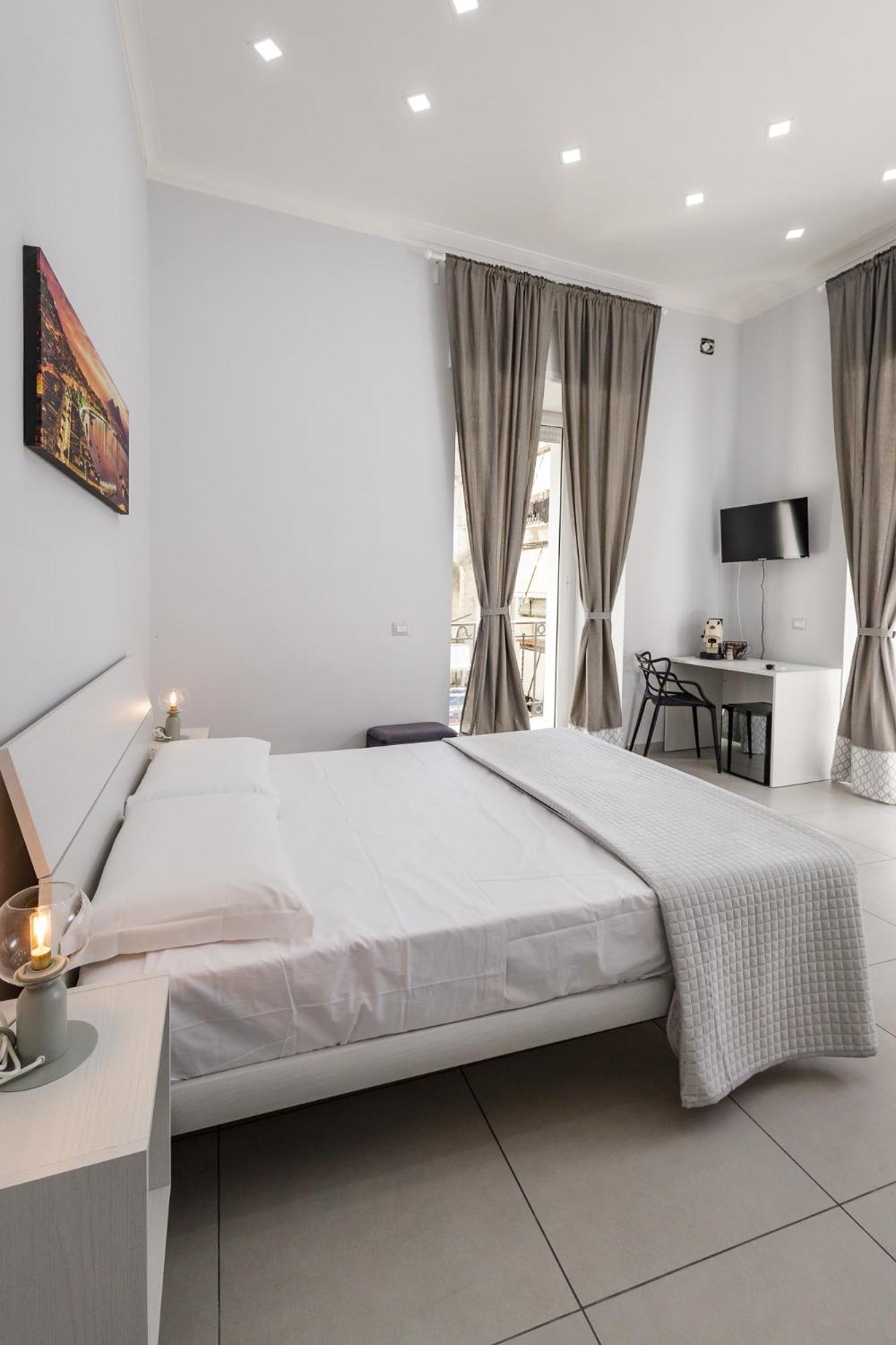 Caroline'S House Hotel Наполи Екстериор снимка