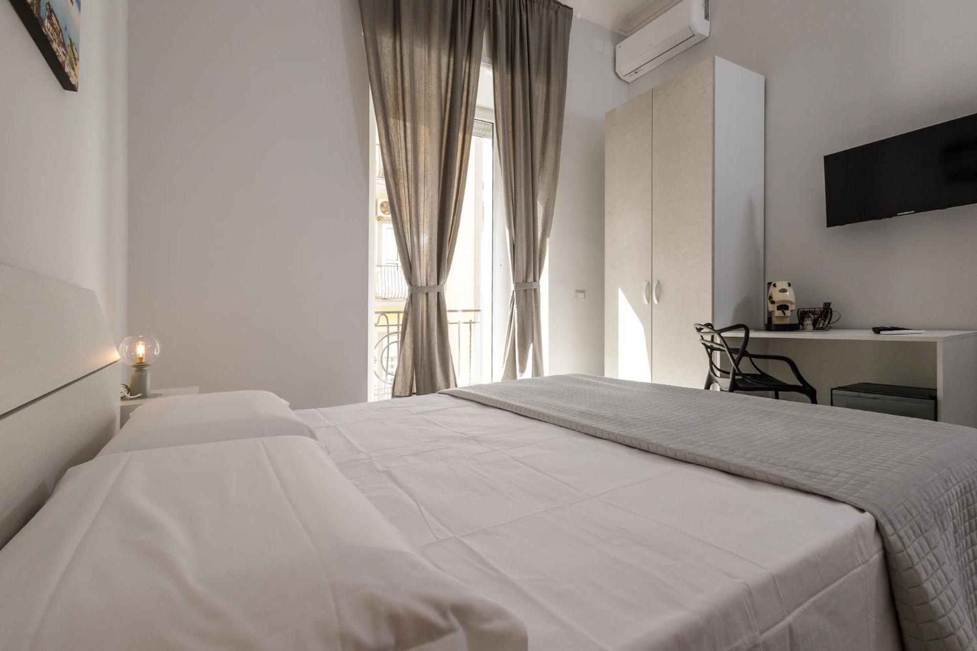 Caroline'S House Hotel Наполи Екстериор снимка