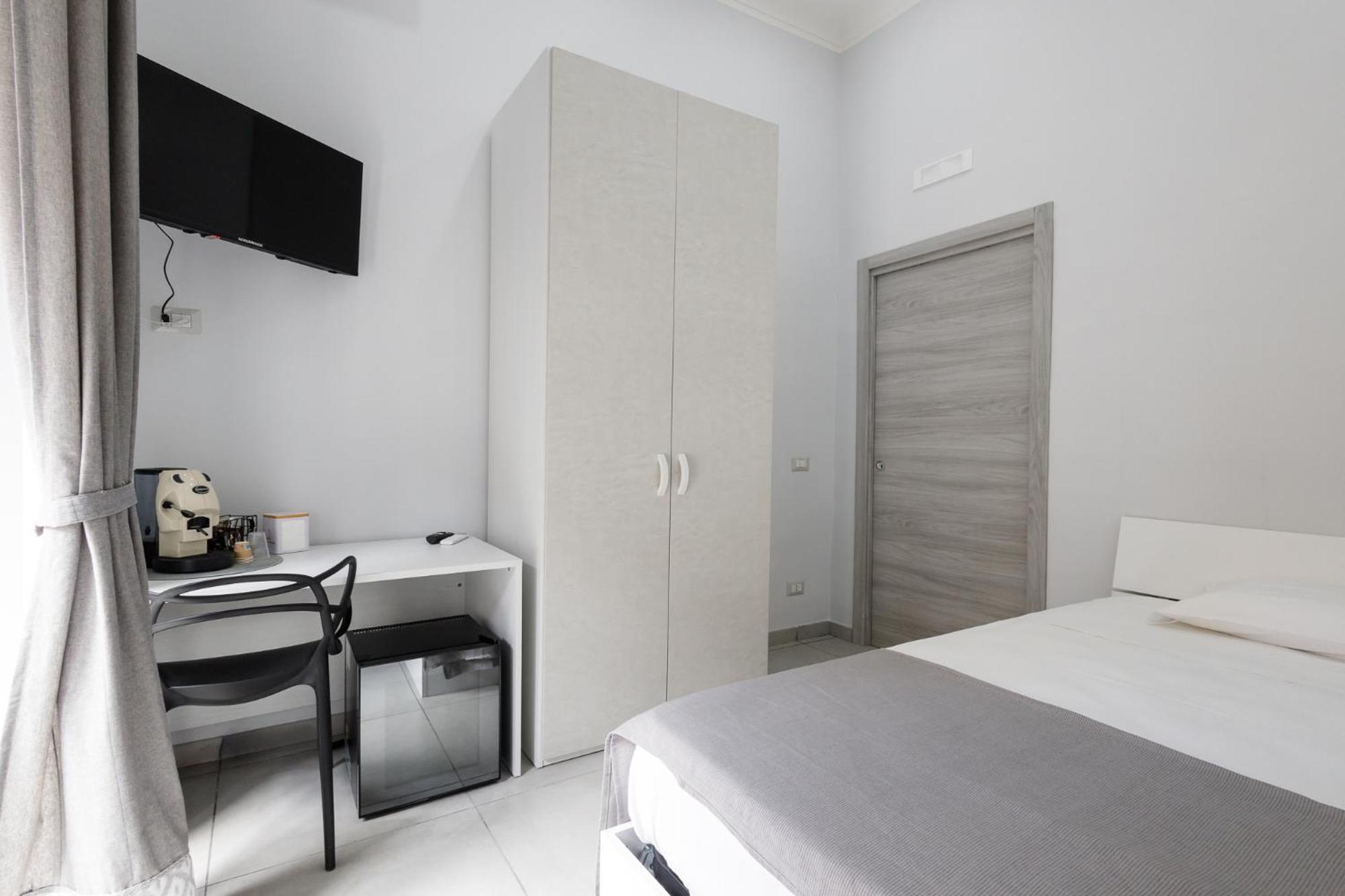 Caroline'S House Hotel Наполи Екстериор снимка