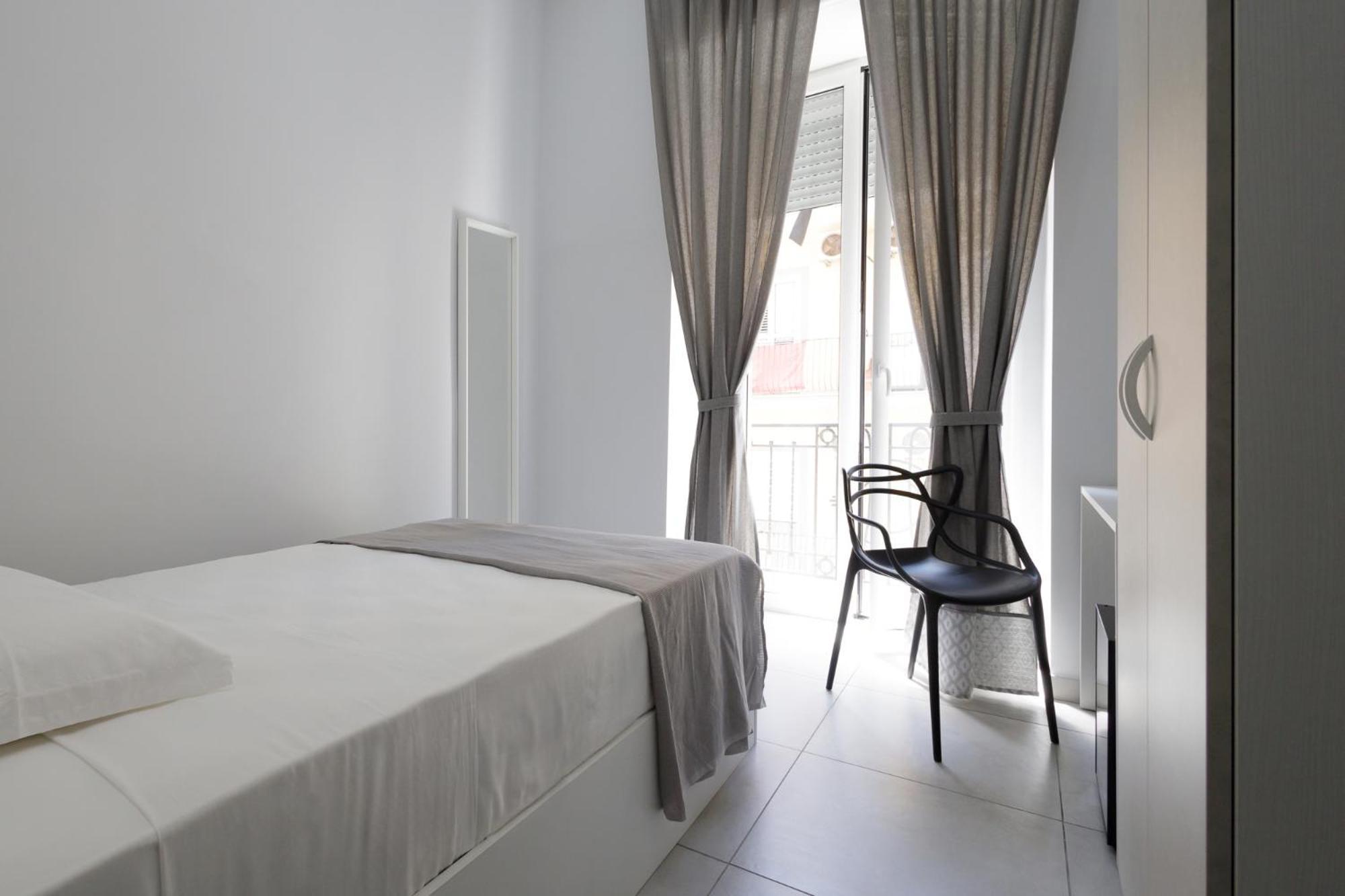 Caroline'S House Hotel Наполи Екстериор снимка