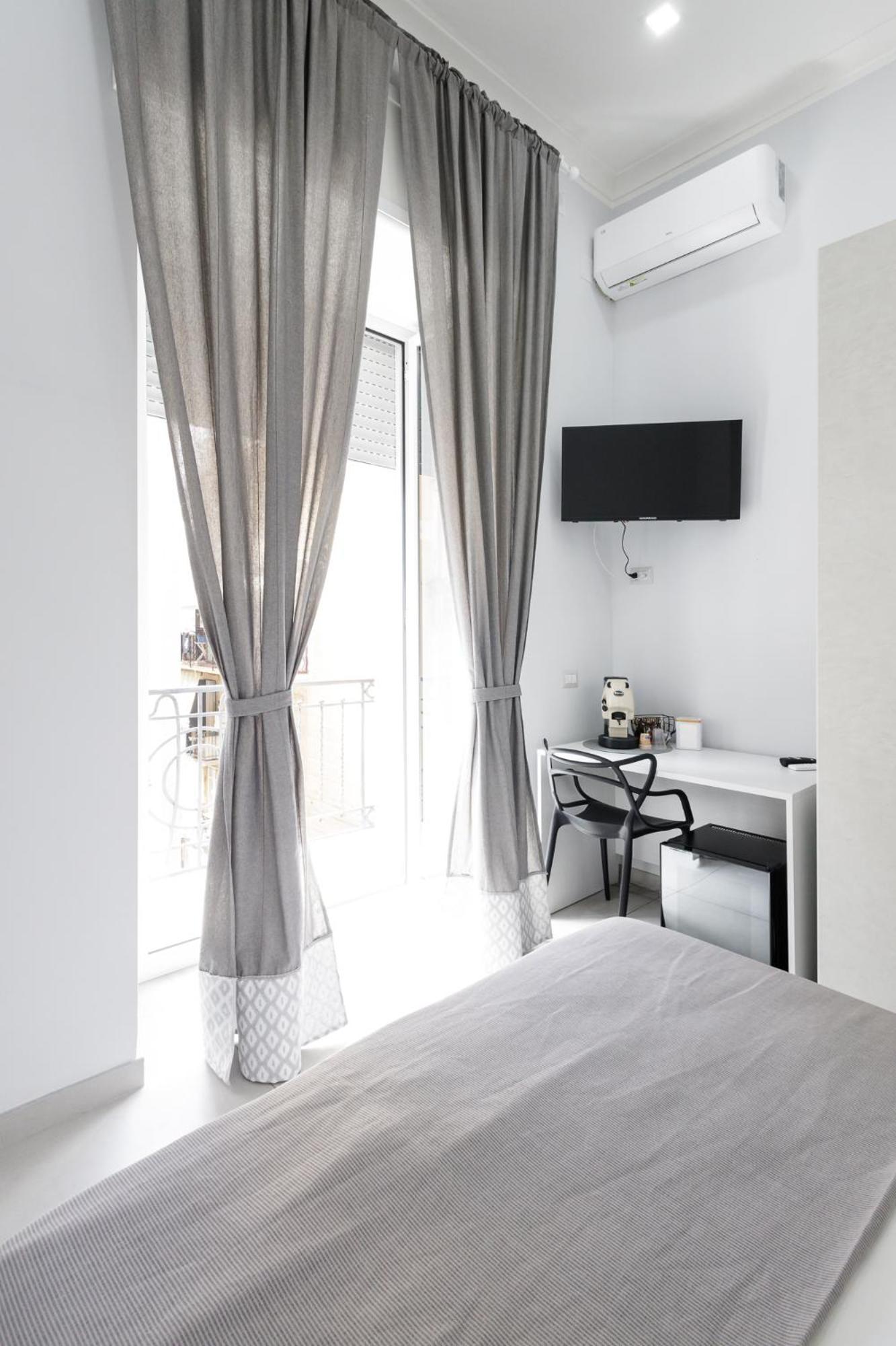 Caroline'S House Hotel Наполи Екстериор снимка